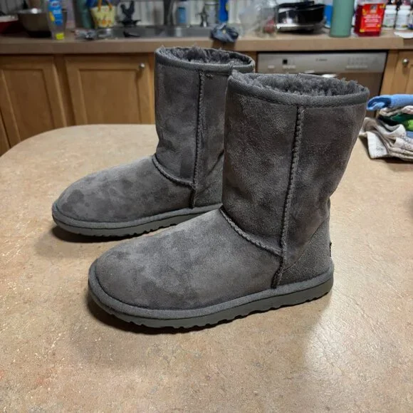 EXCELLENT UGG Classic Short II Suede Boots Gray Twinface Sheepskin Lining 6 - Picture 5 of 13